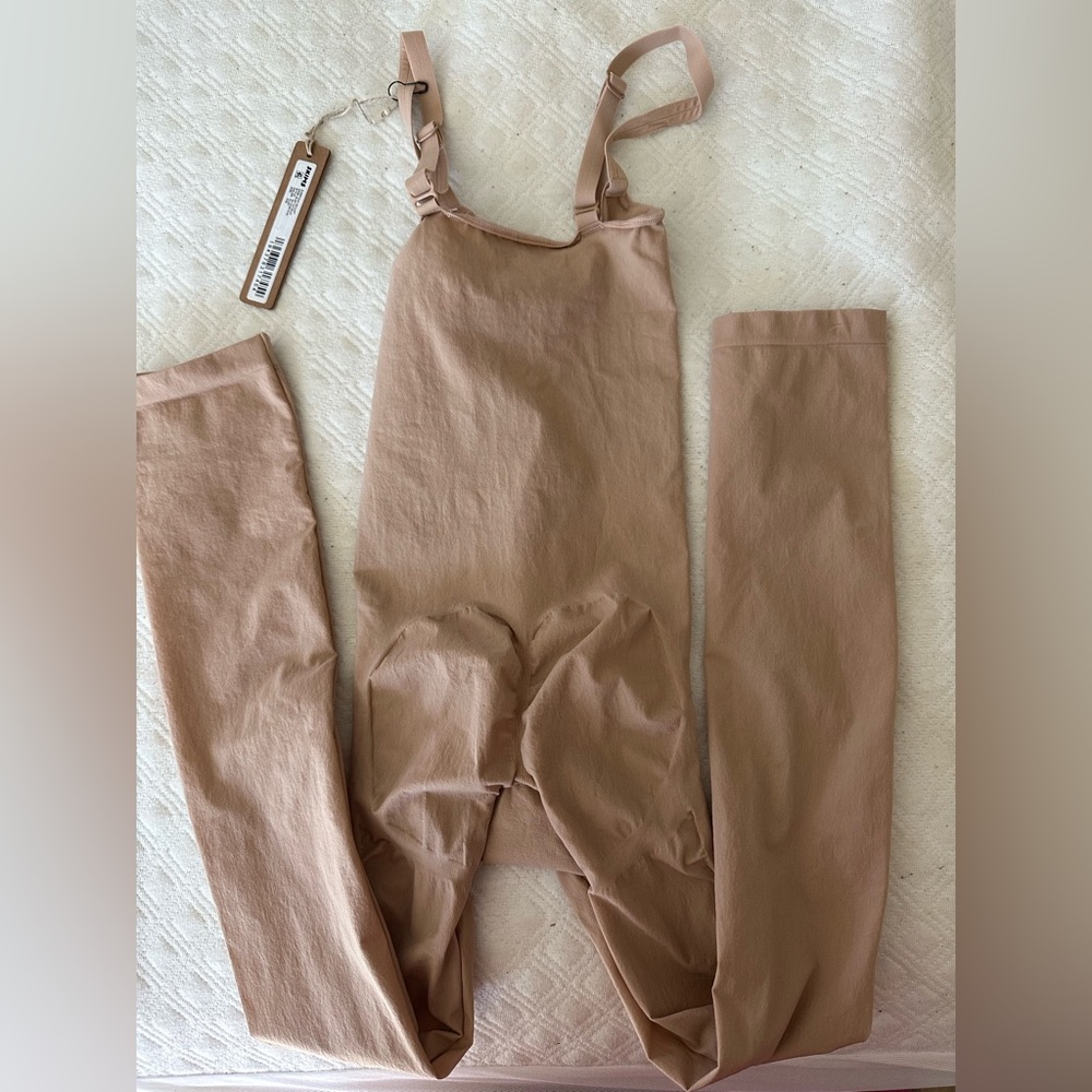 Skims everyday sculpt open busy catsuit